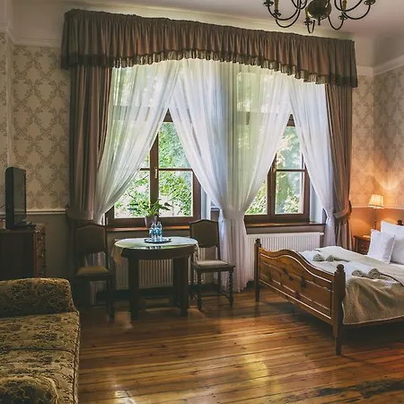 Palac Poraj Bed & Breakfast